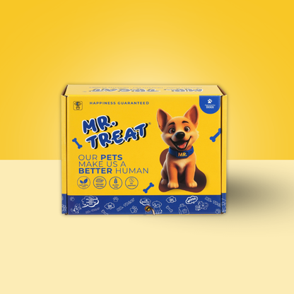 Опаковка на кучешките лакомства Mr. Treat с жълто и синьо оформление върху жълт фон.